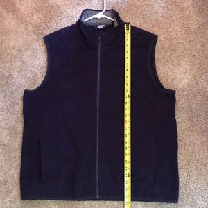 Lands’ End Mens L (42/44) Navy Blue Fleece Vest excellent condition. Worn once.